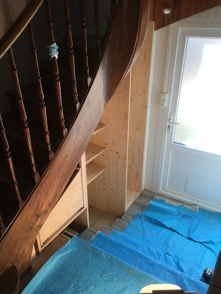 agencement en bois sous escalier